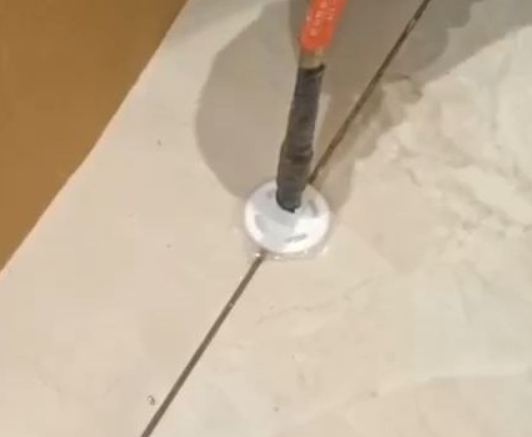 黑龙江瓷砖空鼓维修公司专业解答瓷砖在铺贴过程中，如果没有涂抹均匀到位的粘结材料（如水泥砂浆或瓷砖胶），可能会导致以下问题